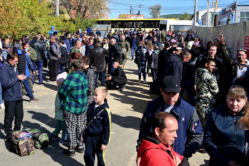 23.09.2022 Bărbați înrolați pentru serviciul militar în timpul mobilizării parțiale, în fața unui comisariat militar din Chita, regiunea Zabaikalsky Krai, Rusia | Foto: Hepta
