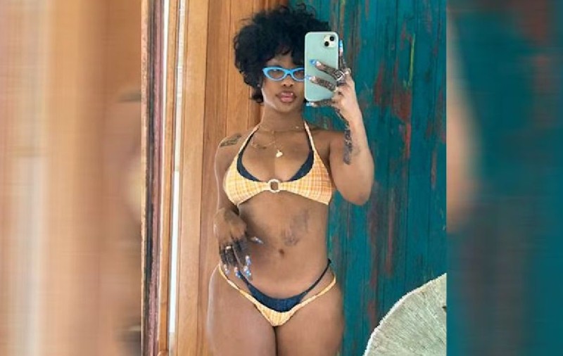 De ce poartă vedetele două perechi de bikini: „Noul trend în moda costumelor de baie”
