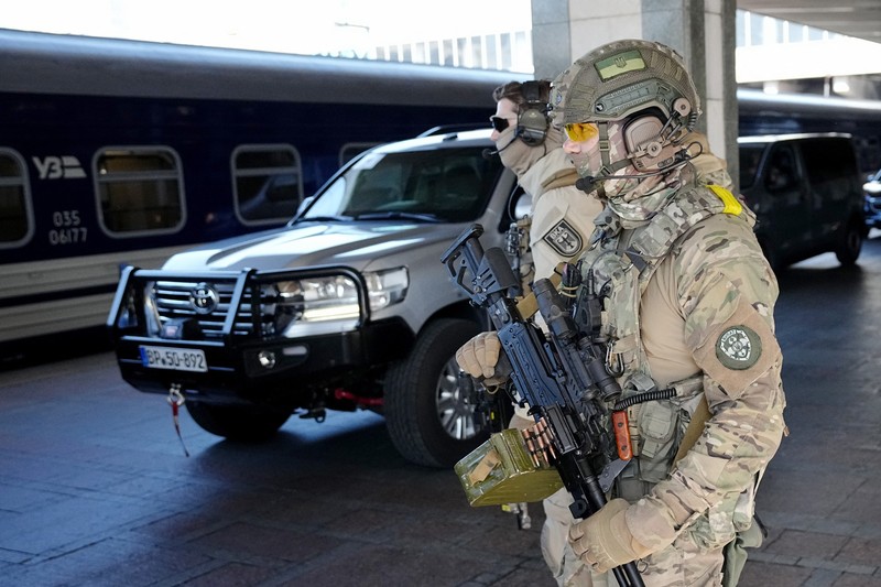 Un soldat ucrainean asigură sosirea trenului special la gara din Kiev. Foto: Profimedia