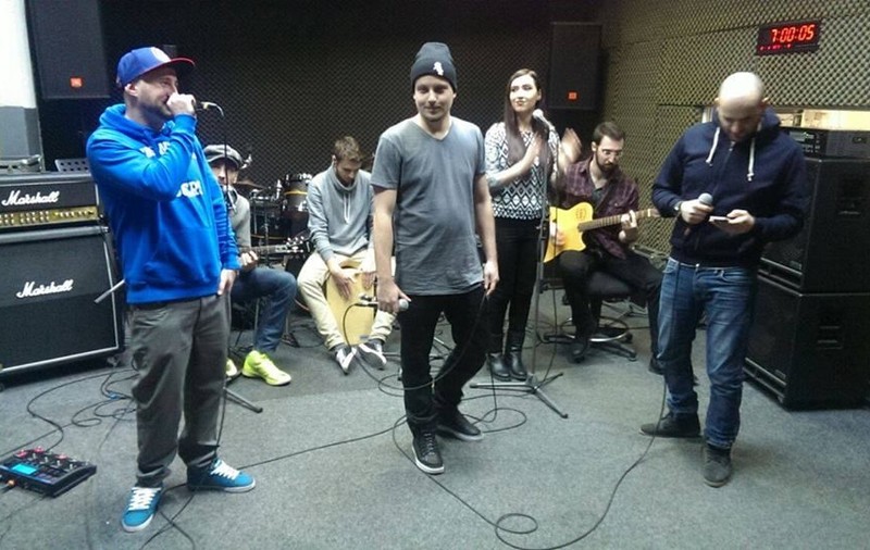 PREMIERĂ LIBERTATEA.RO | Passcall lansează "1 Life 1 love", în varianta live studio