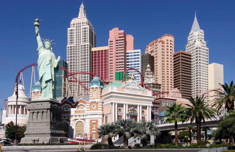 Replica Statuii Libertății tronează în fața hotelului New York - New York