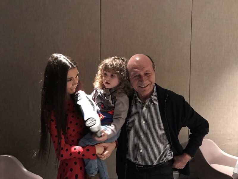 Elena Băsescu, alături de fiul ei, Traian Junior, și de tatăl ei, Traian Băsescu