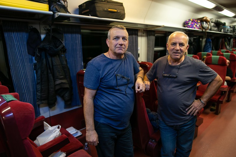 Frații Negraru au găsit locul potrivit pentru o dezbatere: trenul