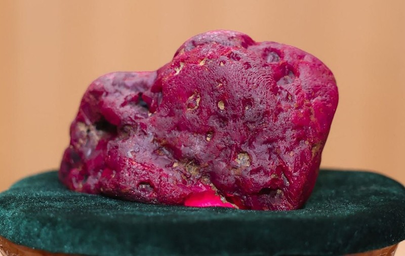 Un rubin de 2,2 kilograme și 11.000 de carate a fost descoperit în Myanmar. Cât valorează, de fapt, „monstrul” roșu?