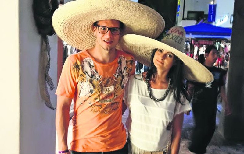 Golgheterul lui Dinamo îşi încarcă bateriile la Cancun, alături de iubită şi de familie