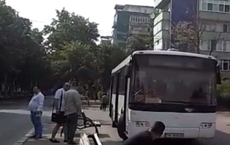 VIDEO / Șefi de instituții din Prahova, alături de protestatarii care au plecat la mitingul PSD din București