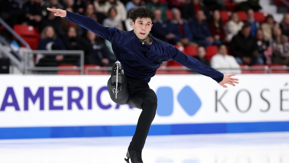 Luc Economides, echipament negru, săritură la ISU Grand Prix Of Figure Skating - Skate America
