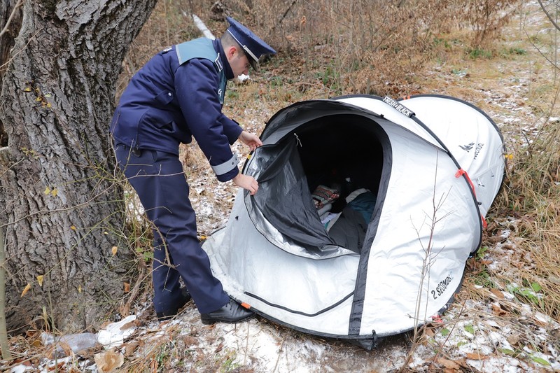 Polițiștii au inspectat de mai multe ori cortul femeii