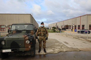 Carabinierii păzesc clădirea în care are loc procesul