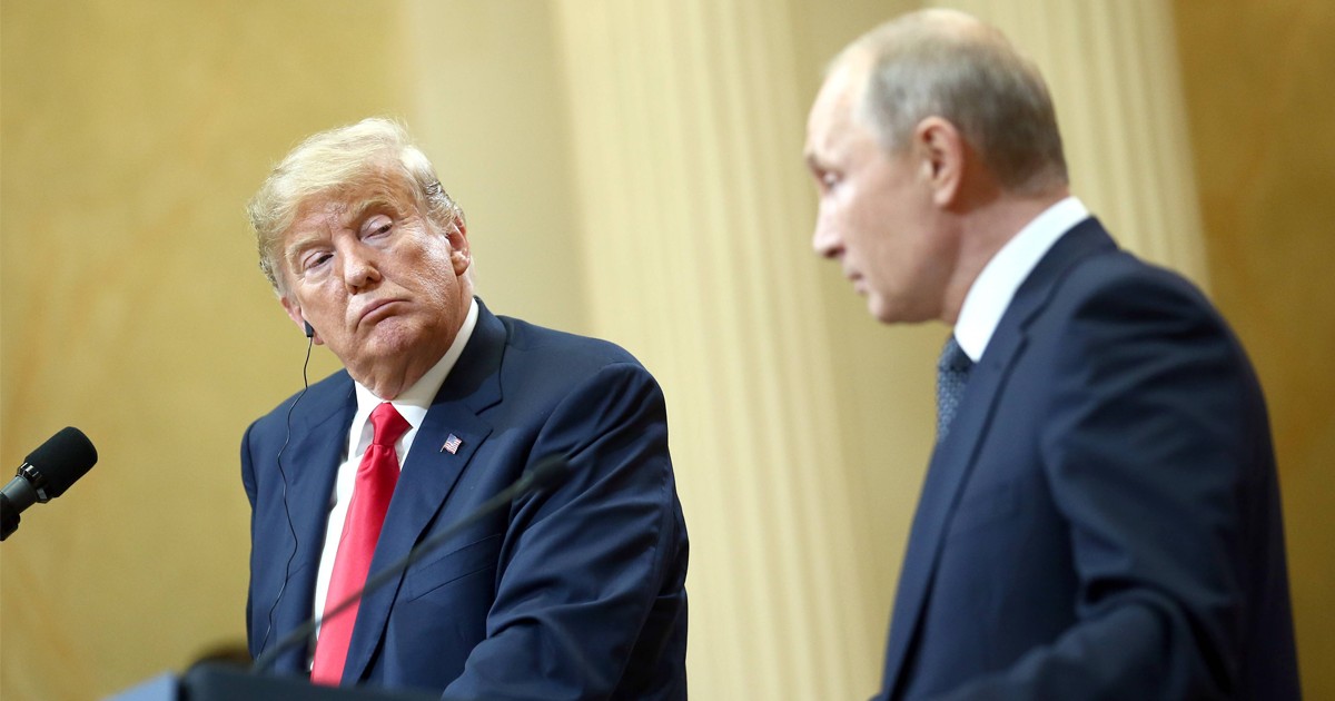 Donald Trump îl privește pe Vladimir Putin în timpul unei conferinte