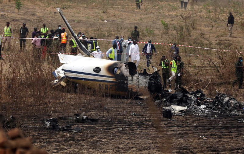 VIDEO | Un avion militar s-a prăbușit în Nigeria, chiar lângă aeroportul de unde decolase. Pilotul și pasagerii au murit