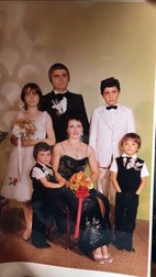 Imagine de arhivă cu mama lui Pepe și familia ei