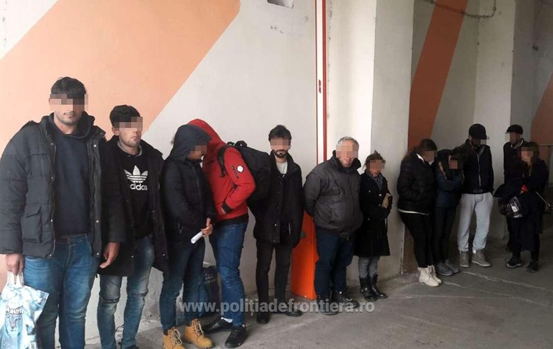 Zece migranţi irakieni au fost descoperiţi într-o autoutilitară cu mobilă, la Vama Nădlac II