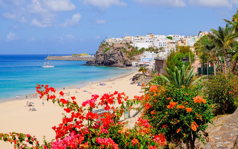 Vedere pe plaja Playa de Morro Jable și satul Morro Jable pe insula Canare Fuerteventura
