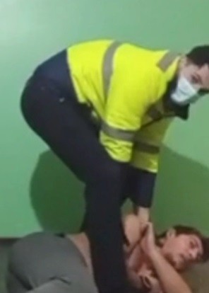 Momentul în care Alin Spaniolu a fost reținut. Foto: Captură video