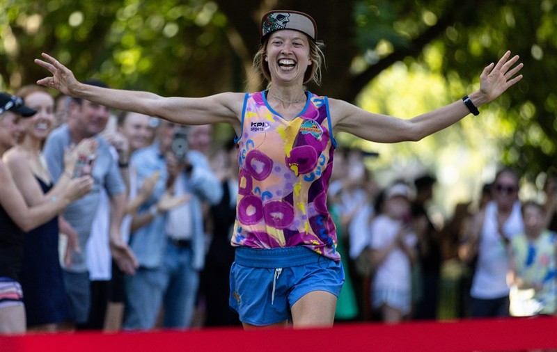 O maratonistă a traversat Australia de la nord la sud, în cinci luni, stabilind un nou record mondial