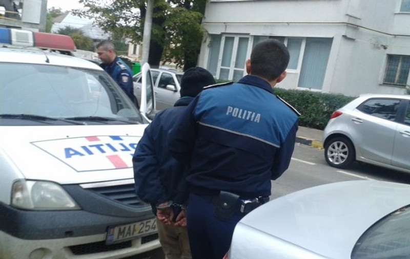 Fetiță abuzată sexual de propriul tată. Bărbatul din județul Bacău a fost reținut