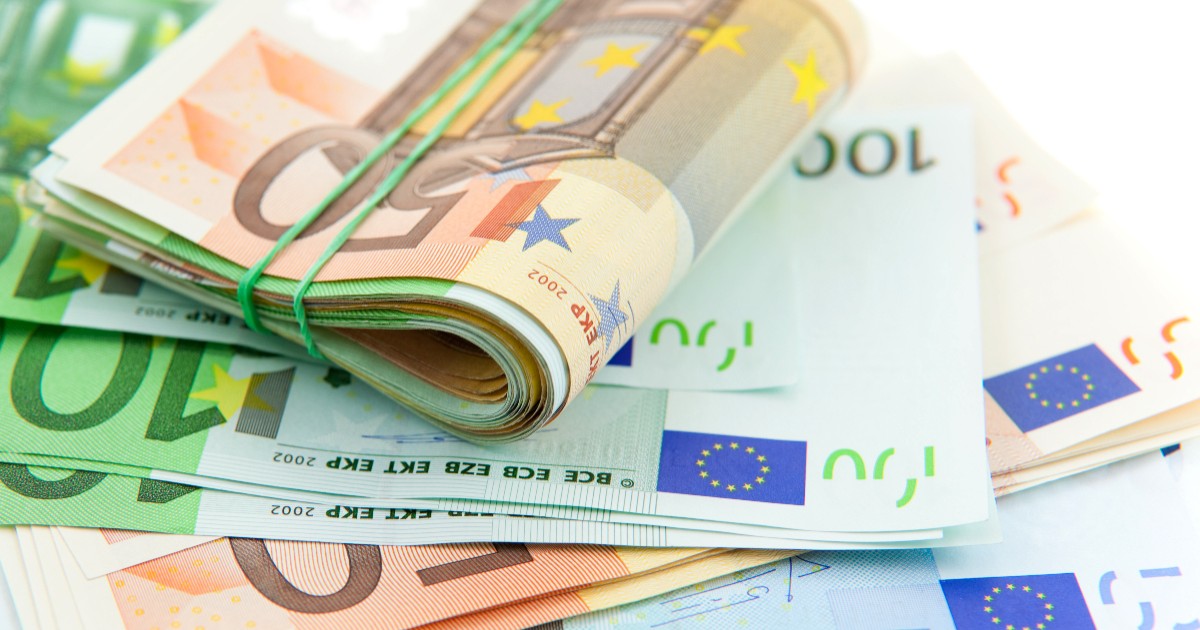 Bancnote euro pe fundal alb