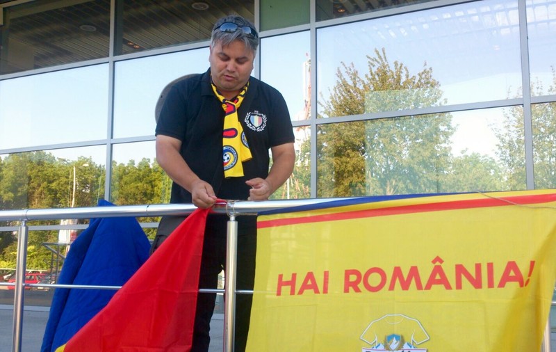 Euro 2016. Un poștaș se laudă că nu a ratat niciun meci al Naționalei în zece ani! Vineri dimineață a plecat «par avion» la Paris