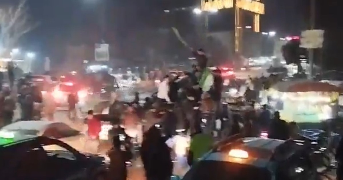 Bucurie în centrul orașului Alep după intrarea rebelilor Captură X