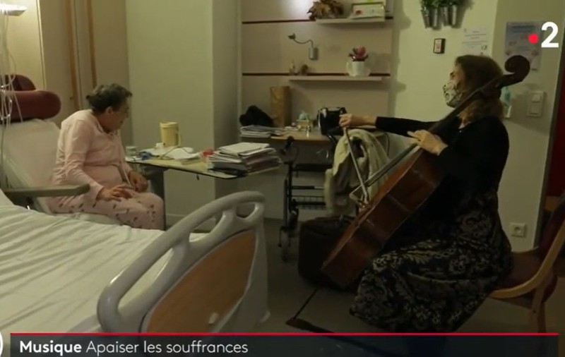 O violoncelistă franceză cântă de două decenii pentru pacienții din centre paliative. „Îmi ia durerea”