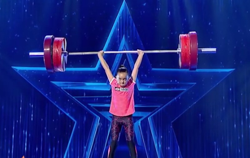 A opta ediție Românii au talent, sezonul 10. Pasiunea neașteptată a unei fetițe de 9 ani. ”Am 25 kg și fac genoflexiuni cu 45kg”