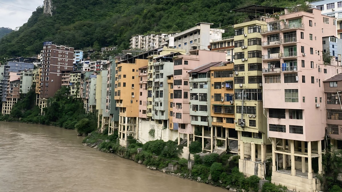 Clădiri construite pe piloni, pe marginea unui râu, în cel mai îngust oraș din lume