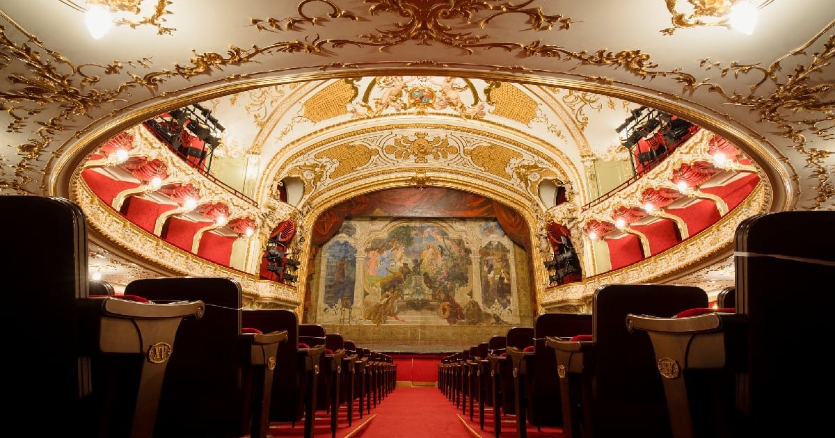 Sala și scena Teatrului Național „Vasile Alecsandri” din Iași