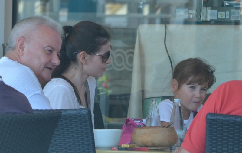 Moni şi Irinuca au mâncat din aceeaşi farfurie