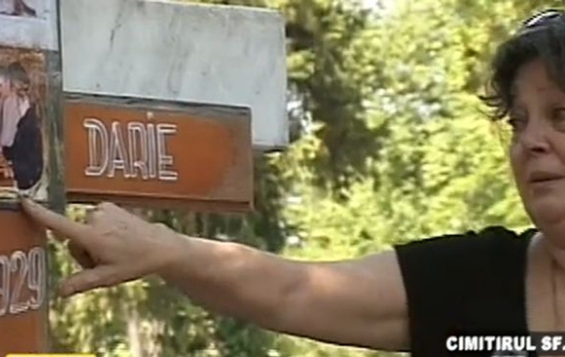 De un an şi jumătate, la mormântul lui Iura sunt LĂSATE DESENE DE IUBIRE. Ce ESTE SCRIS PE SPATELE FOTOGRAFIEI DE PE CRUCE?