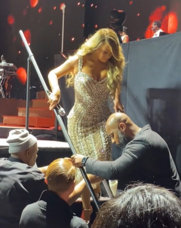 Mariah Carey, filmată în timp ce merge cu greu pe scări. Motivul pentru care și-a anulat mai multe concerte de Crăciun