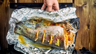 cat-se-tine-pestele-in-folie-la-cuptor