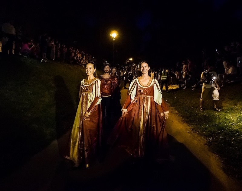 Atmosferă de poveste la Festivalul Medieval din Sibiu 2017. Cavaleri, domnițe și rock medieval în Piața Mare