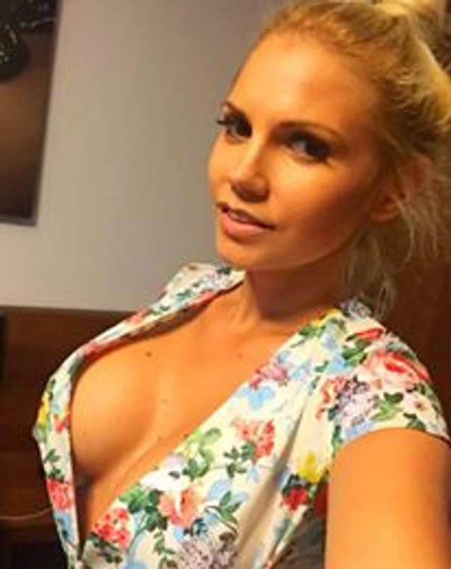 Euro 2016. Tricolorii au ispite în cantonament. Torje a fost ”agățat” de o blondă senzuală GALERIE FOTO