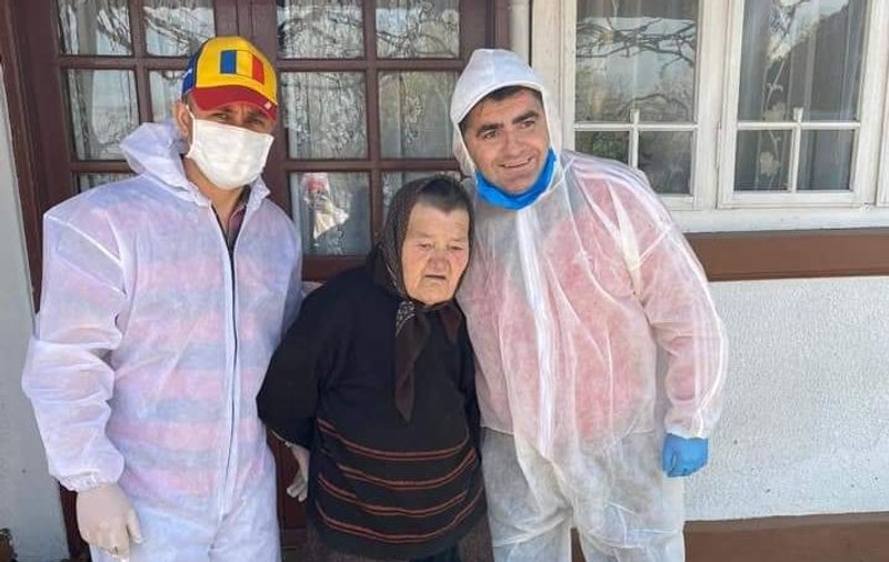 Primar din Giurgiu amendat după ce s-a îmbrățișat cu mai mulți bătrâni cărora le-a oferit ajutoare