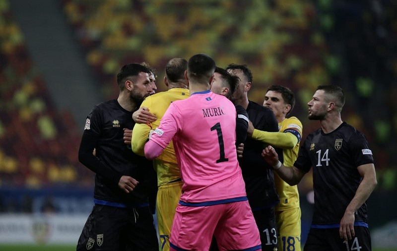 Fotbaliștii din Kosovo n-au mai vrut să joace și au ieșit de pe teren cu un minut înainte să se termine meciul cu România. Partida, abandonată după o oră