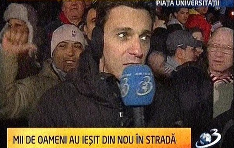 Mircea Badea protestează în Piața Universității: "Mai bine HAIMANA decât TRĂDĂTOR, mai bine CIUMPALAC decât DICTATOR!"