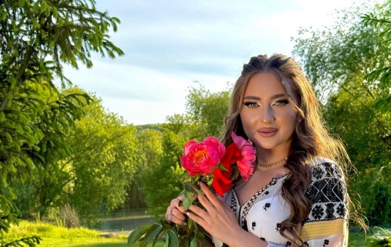 O cântăreață de muzică populară s-a răsturnat cu mașina de mai multe ori, la Târgu Jiu. În ce stare se află
