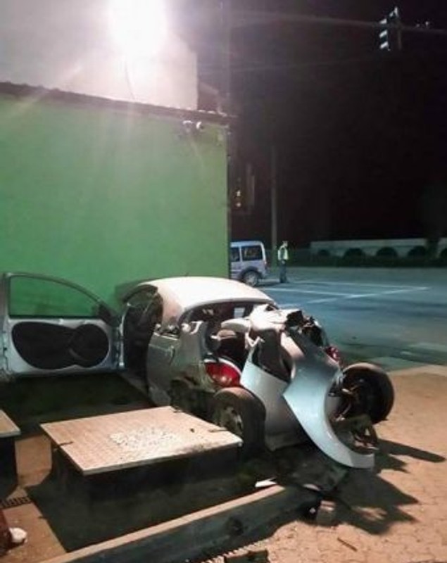 Accident în Arad în apropierea unui cimitir. Trei tineri au ajuns la spital