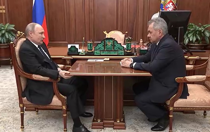 VIDEO | Putin a ordonat oprirea asaltului uzinei Azovstal ca să-și protejeze soldații, considerând eliberarea Mariupolului „un succes”