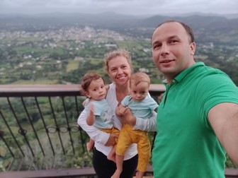 Eva și Sofia, cele două puștoaice de un an, s-au învățat repede cu drumul