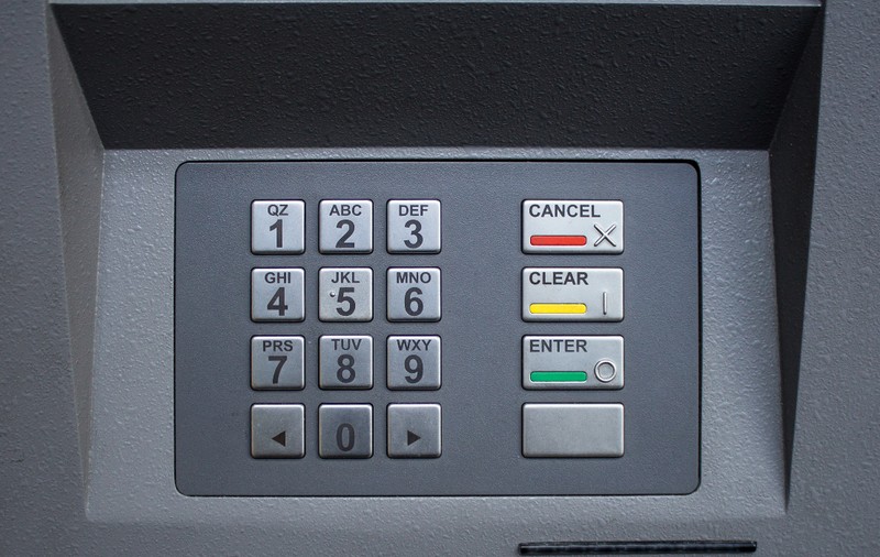 Când se folosește butonul roșu de pe bancomat: „Din motive de securitate, bancomatele eliberează mai întâi cardul”