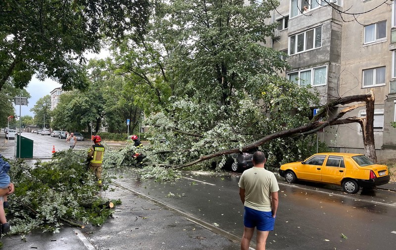 Urmările alertelor meteo de vijelii:  clădiri inundate și copaci doborâți de vânt. Unde a fost nevoie de intervenția pompierilor