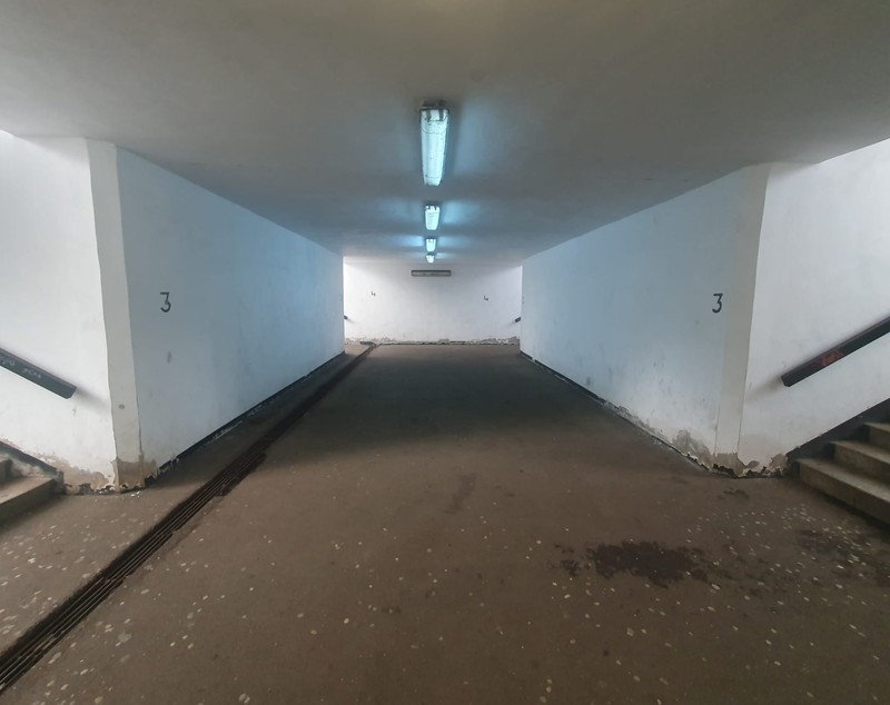 Gara de Vest din Ploiești a ajuns un decor de film horror: gropi, fisuri, mizerie, apă lipsă. Lucrări pentru modernizare de 4 milioane euro, neîncepute