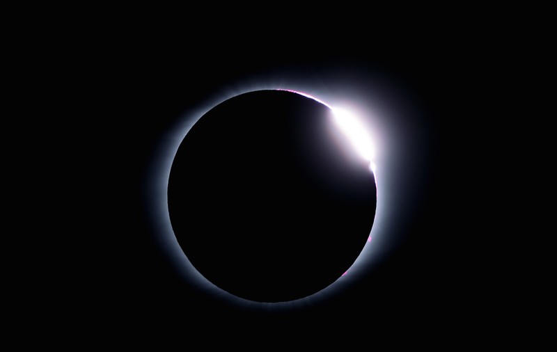 Cum se formează eclipsa de Soare care se poate vedea și din România. Și cum ar arăta una pe Marte