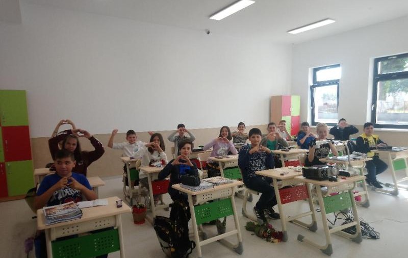 Prima zi de școală, la Școala Smart din Ciugud. Clase cu iluminat inteligent, table interactive, tablete, platformă online