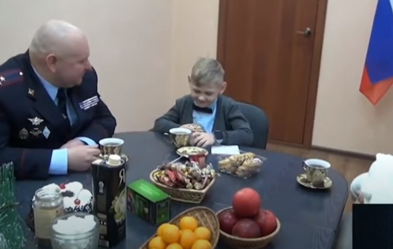 „Când cresc mare, mă fac soldat”. Un copil de 6 ani care și-a pierdut tatăl în război a primit cadou un smartwatch și o mașină de poliție de jucărie, reportaj la televiziunea de stat din Rusia