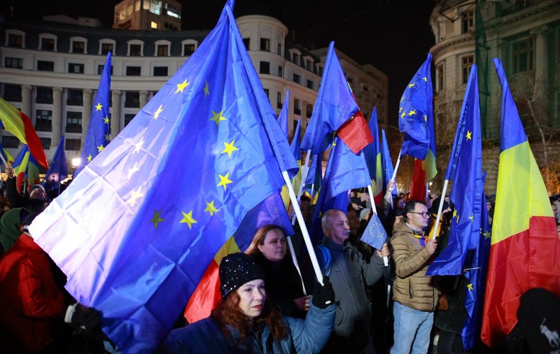 Mitingul pro-UE de la București, relatat de presa occidentală: „Oamenii au scandat «Europa!» și «Fără fascism»”