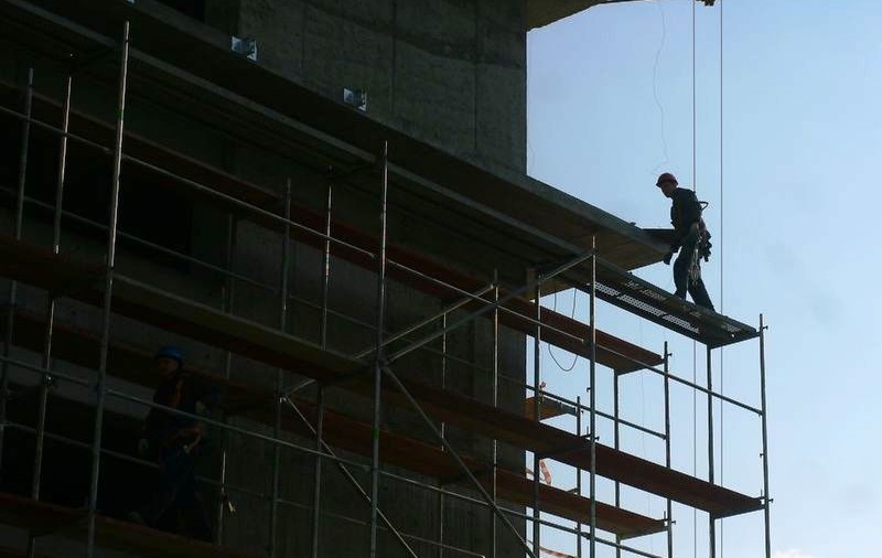 Un tânăr de 18 ani a murit zdrobit după ce a căzut de pe o schelă