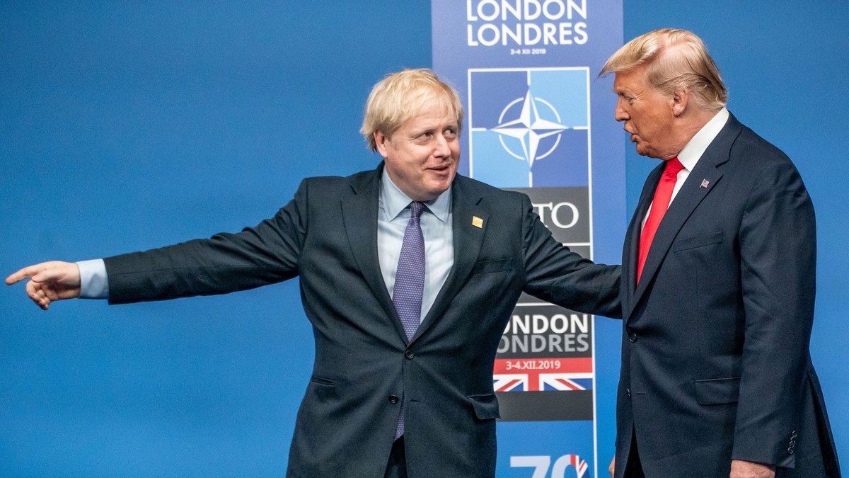 Boris Johnson (stânga) și Donald Trump în timpul unui summit NATO FOTO Hepta